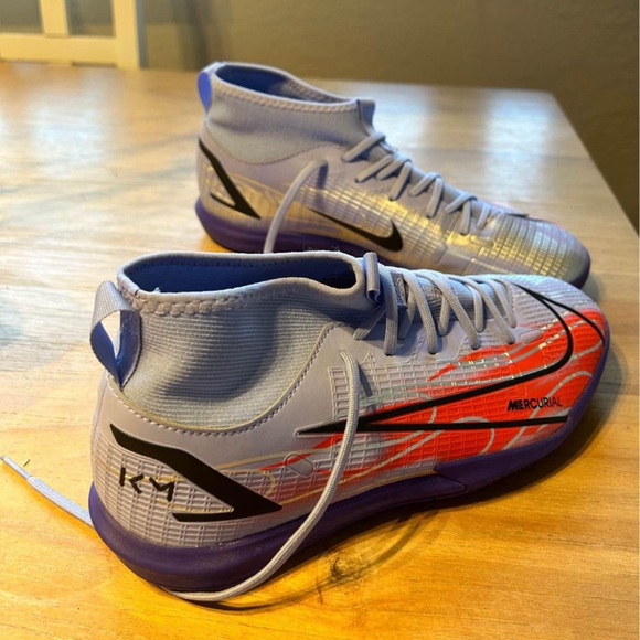 Indoor soccer cleats - Picture 1 of 3